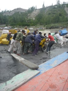 Stuck in the mud at Hussaini – many hands make light work