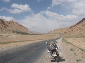 Entering the Alichur Pamir and heading straight for bad weather