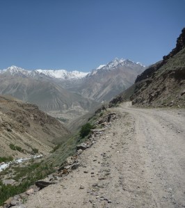 One of the “smaller” side valleys on the way to Langar.